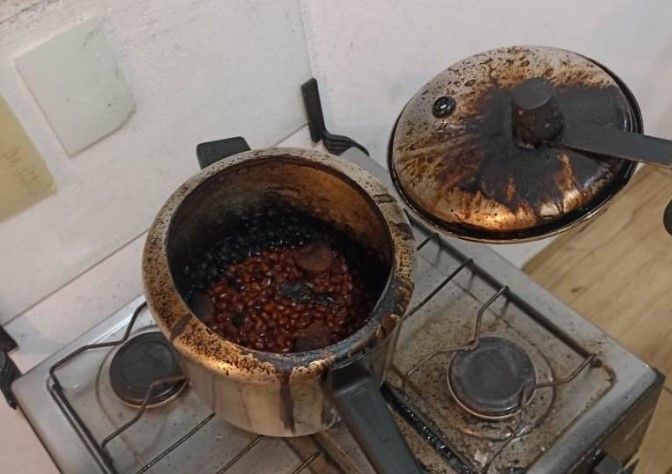 Panela de pressão com feijão é esquecida no fogo e casa é tomada por fumaça