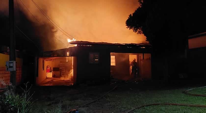 Residência é destruída por incêndio