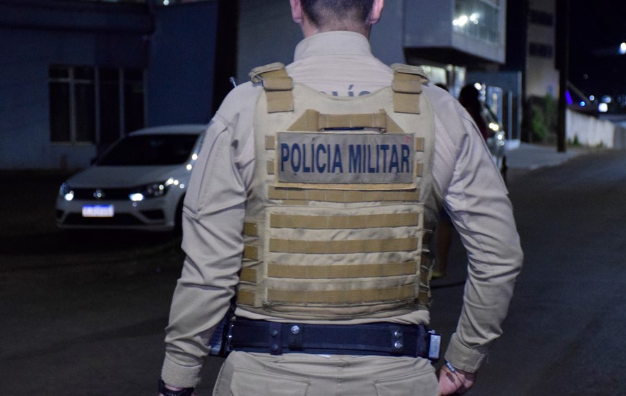 Homem ameaça matar companheira e filho