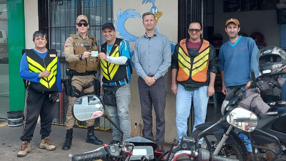 Administração entrega licenças  para mototaxistas profissionais