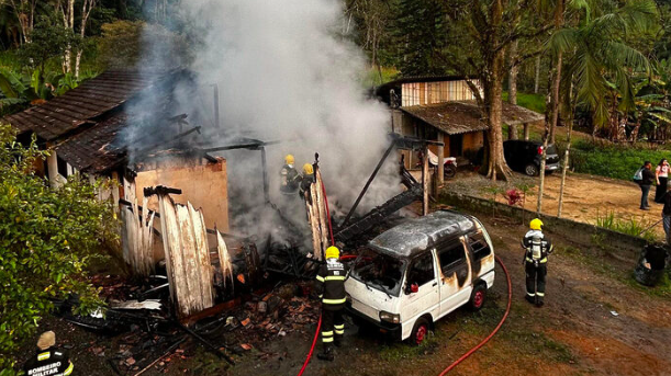 Incêndio destrói casa e vítima é encontrada carbonizada em SC