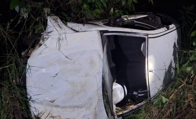 Saída de pista seguida de capotamento deixa dois feridos na BR-163