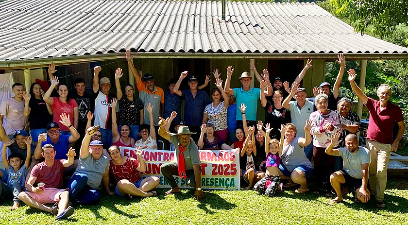Após 66 anos de silêncio, família separada descobre 20 irmãos e promove encontro