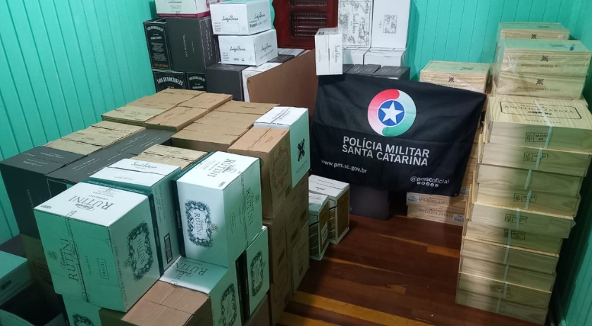 Polícia Militar apreende mais de mil garrafas de vinho descaminhadas
