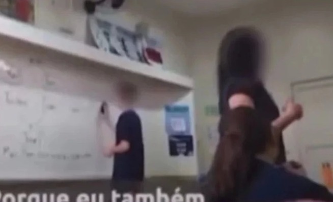 Professora é demitida por ensinar linguagem neutra em sala de aula
