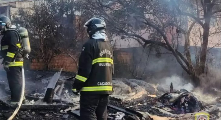 Queima de lixo termina com duas casas destruídas pelo fogo em SC
