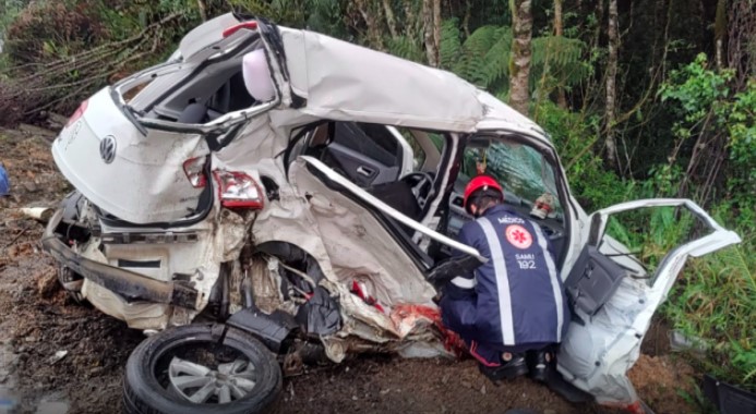 Acidente com três veículos deixa jovens mortos em SC