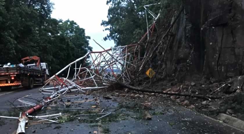 Torre de emissora de rádio é destruída durante vendaval e cai sobre a BR-282