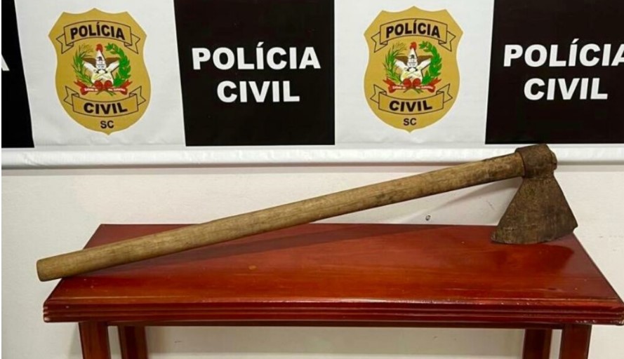 Homem que deu um golpe de machado na cabeça de vizinho é preso no Oeste de SC