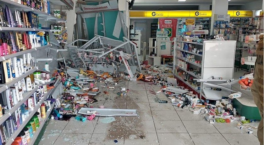 Condutora perde controle de veículo e invade estabelecimento comercial