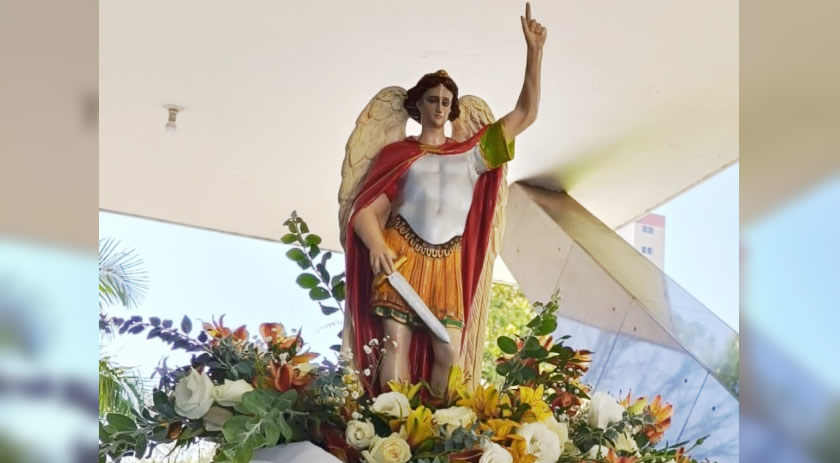 Procissão e bênção especial em homenagem a São Miguel Arcanjo são realizadas no centro