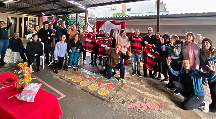 APAE entrega camisas do Flamengo aos ganhadores da Ação entre Amigos