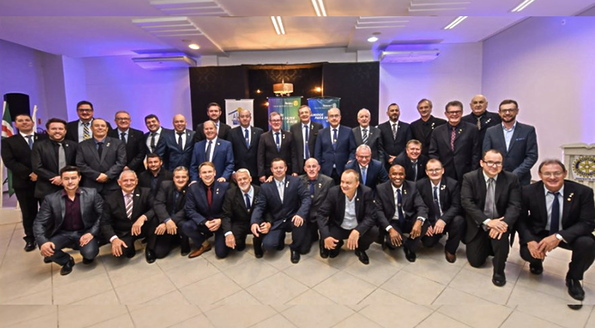 Rotary Club empossa nova diretoria em cerimônia conjunta