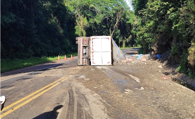 Homem morre esmagado após caminhão tombar em cima de carro na BR-153