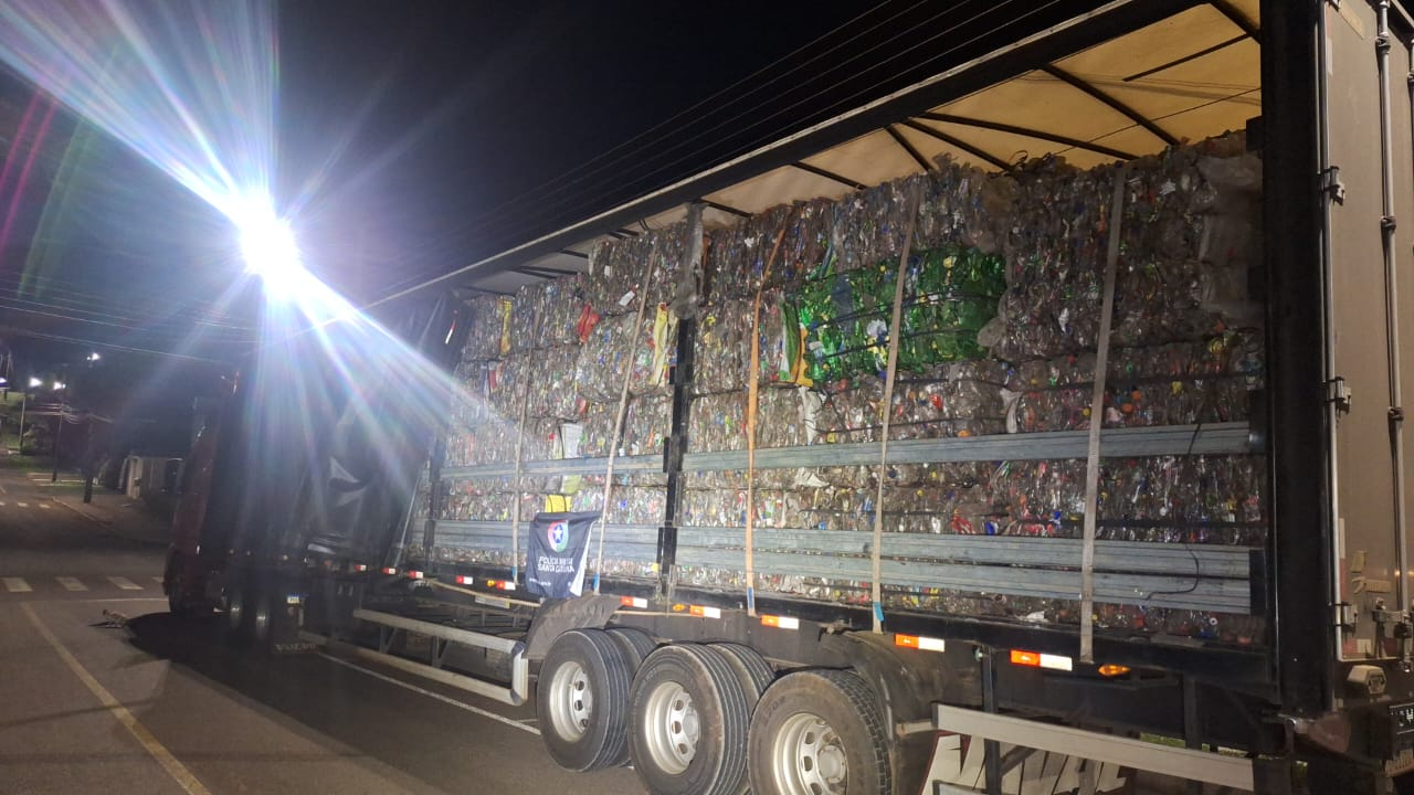 Caminhão com 17 toneladas de recicláveis contrabandeados é apreendido em posto de combustível na BR-163