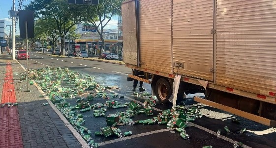 Caminhão carregado perde carga de cerveja em avenida