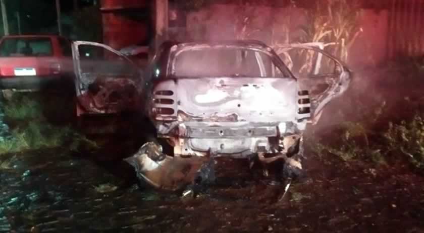 Carro é destruído por incêndio em São Lourenço do Oeste