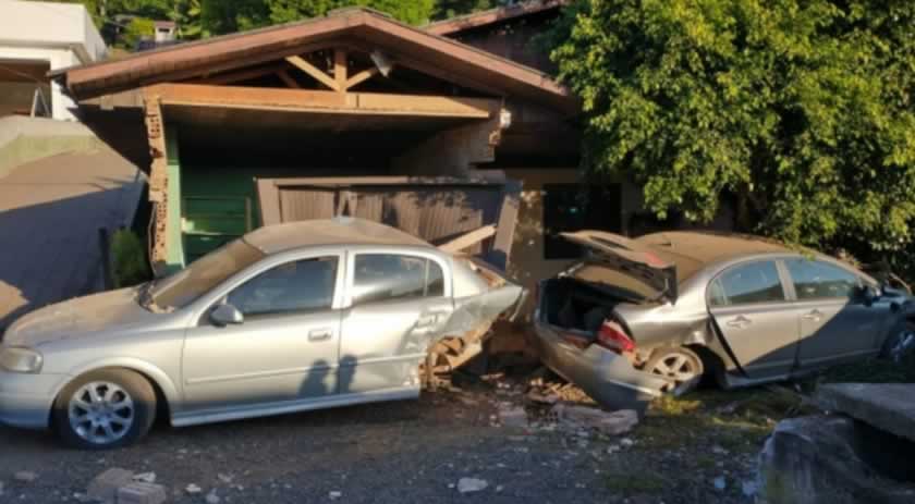 Condutor de veículo fica ferido em acidente de trânsito