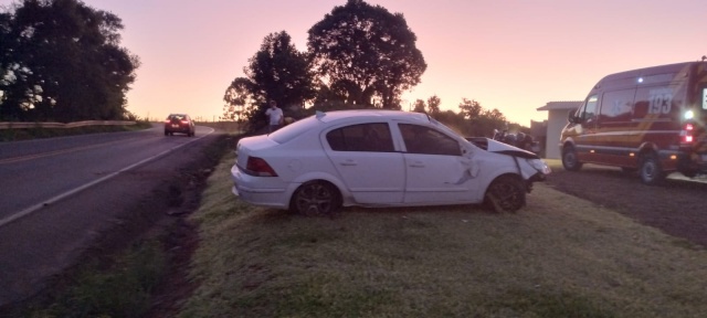 Carro capota na SC-163; ocupantes recusam atendimento médico