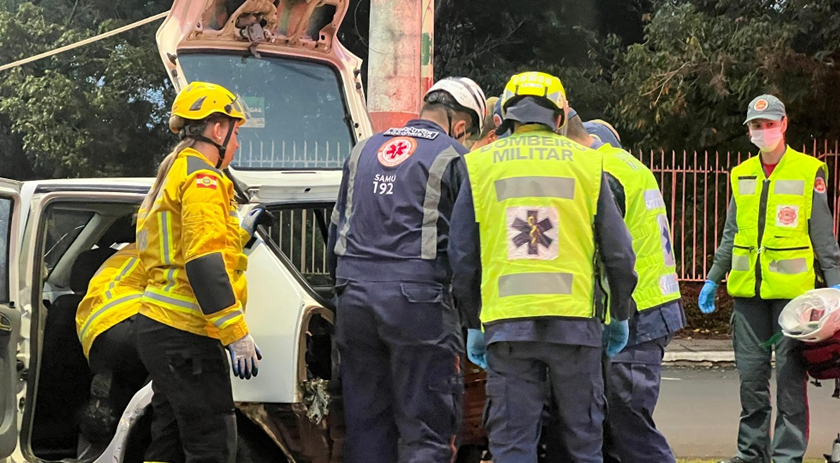 Motorista fica preso às ferragens após colisão; outro condutor fugiu