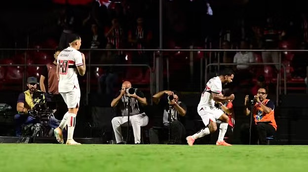 São Paulo vira sobre o Flamengo e inicia Campeonato Brasileiro com vitória no Morumbis
