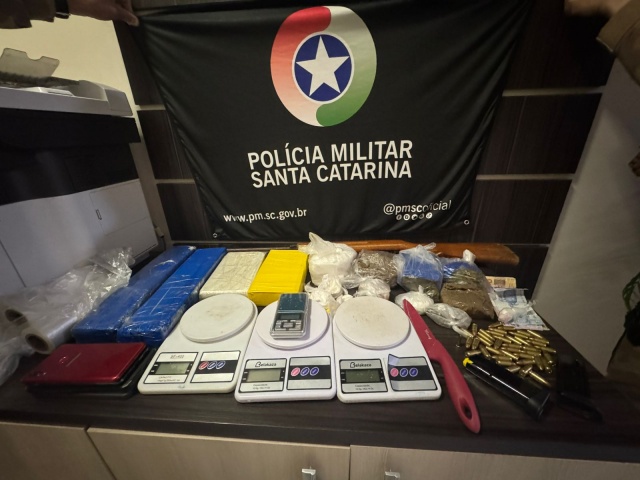 Polícia Militar prende cinco por tráfico e apreende armas e drogas
