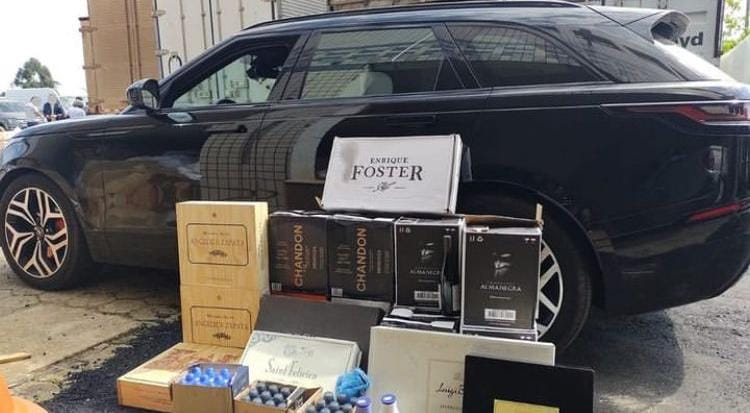 Automóvel de luxo é apreendido com produtos descaminhados da Argentina