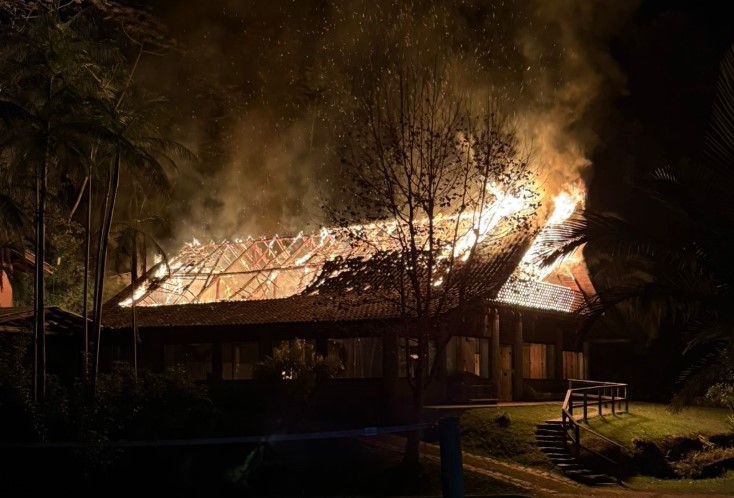 Bombeiros utilizam 11 mil litros de água para combater incêndio em retiro religioso