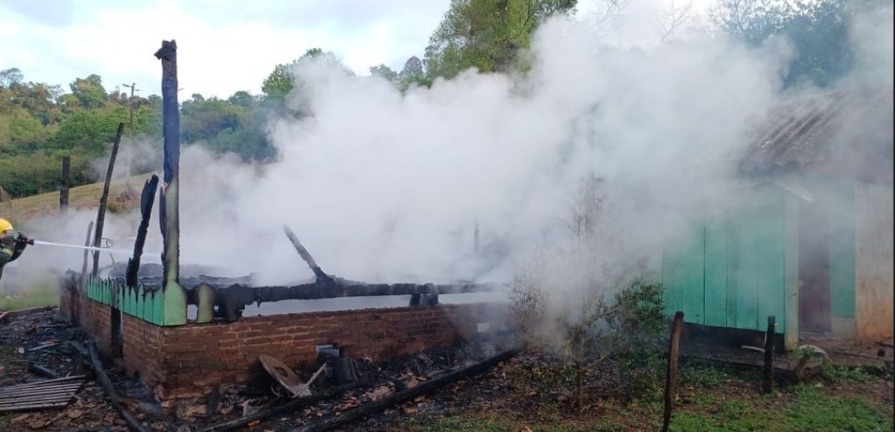 Campanha auxilia família que perdeu casa em incêndio