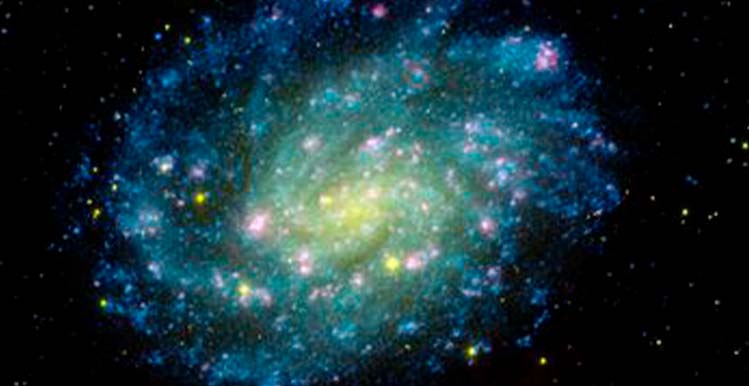 Nasa homenageia Pelé com imagem de galáxia nas cores do Brasil