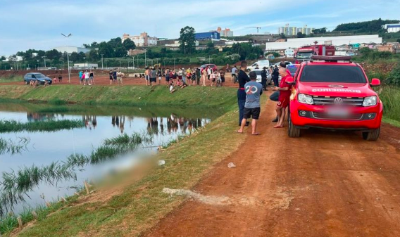 Homem cai no lago enquanto pescava e morre afogado