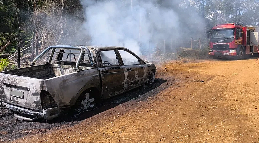 Carro é destruído pelo fogo