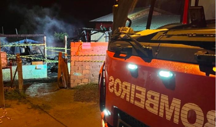 Filho cadeirante e mãe morrem queimados em incêndio de residência