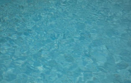 Criança de 2 anos sofre afogamento em piscina