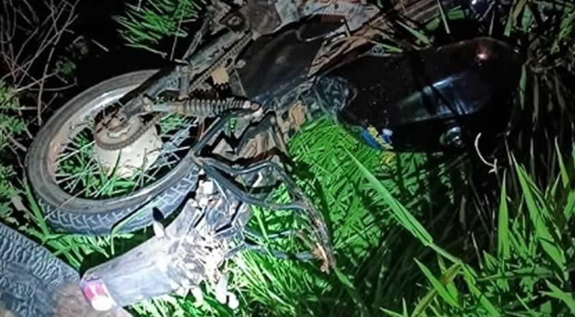 Jovem morre após motocicleta sair da pista e capotar