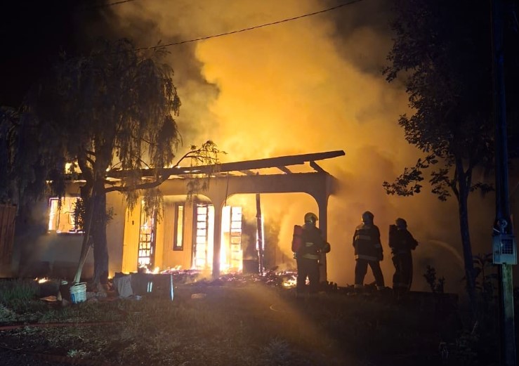 Homem ateia fogo na própria residência de madrugada