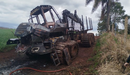 Máquina agrícola é destruída por incêndio no interior