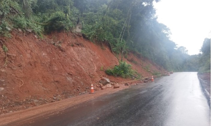 Queda de barreira interdita parcialmente SC-155 em Xanxerê