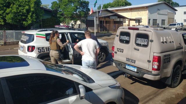 Motorista de aplicativo é colocado no porta-malas e levado até o interior em tentativa de assalto