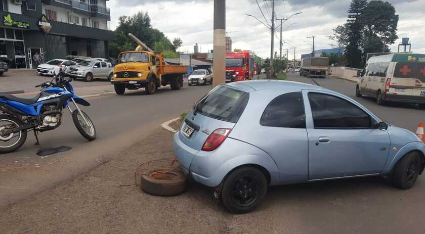 Mulher é socorrida pelo Corpo de Bombeiros após acidente na Willy Barth