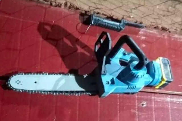 Desconhecido invade casa com motosserra ligada, fere moradora e acaba morto com tiro