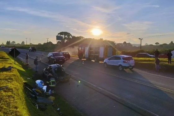 Duas pessoas morrem em grave acidente com carro e três carretas na BR-153
