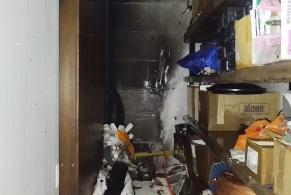 Bombeiros controlam incêndio em área de festa de residência