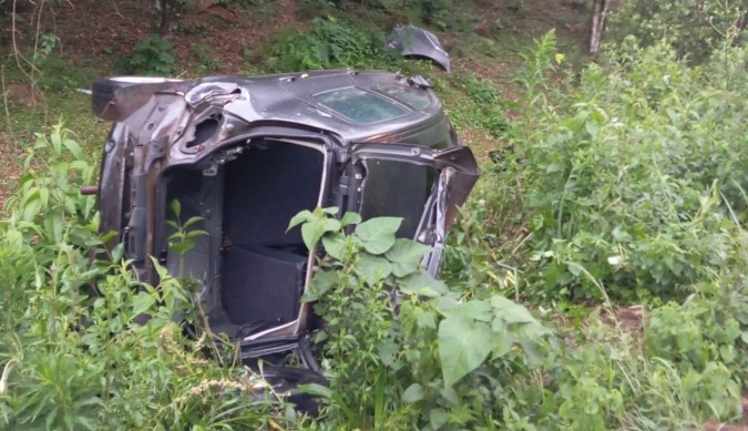 Homem e criança são ejetados de veículo após saída de pista no Meio-Oeste
