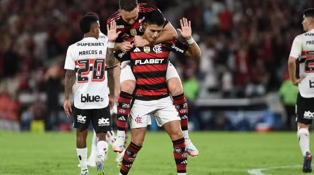 Flamengo bate o São Paulo na volta do Brasileirão e segue na liderança