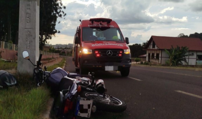 Homem fica ferido em colisão entre carro e moto