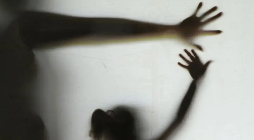 Homem agride companheira e filha com facão e cabo de vassoura e é preso em Campo Erê