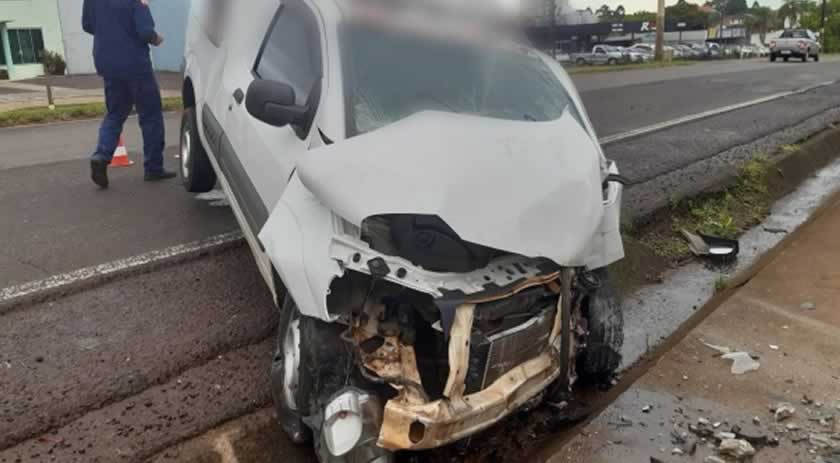 Motorista é socorrido pelos Bombeiros após veículo se chocar contra muro