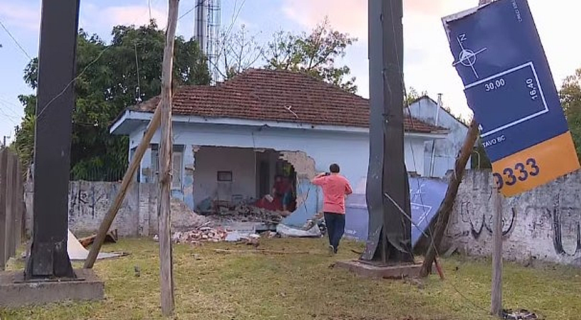 Irmãs de 22 e 26 anos morrem após carro em que estavam sair da pista e invadir casa no RS
