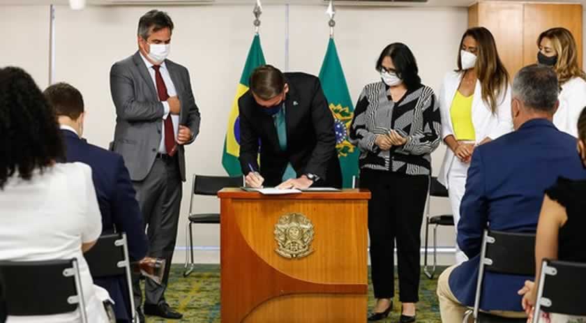 Jair Bolsonaro sanciona lei do Sinal Vermelho contra violência doméstica